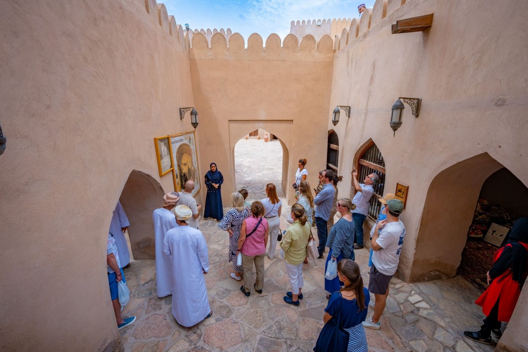 سياح في إحدى القلاع الأثرية